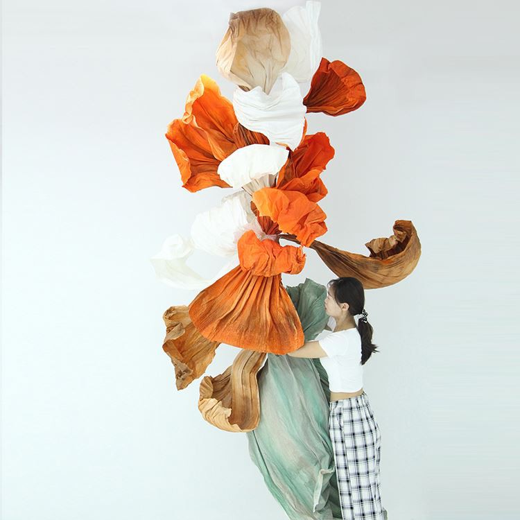 Oranssi paperitaiteen installaatio