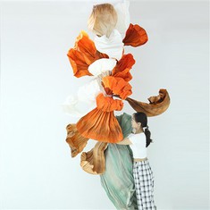 Oranssi paperitaiteen installaatio