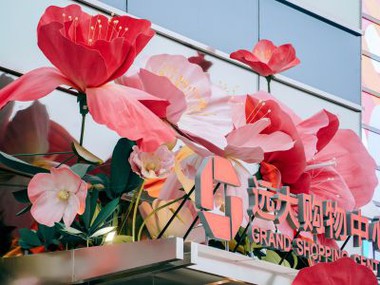 Suuret paperikukkarekvisiitta liiketiloihin