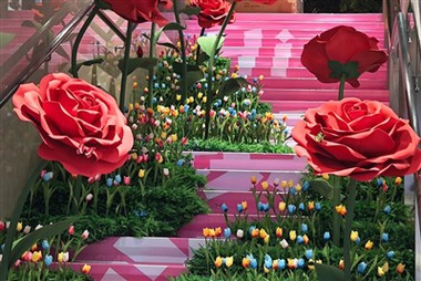 Jättiläinen paperiruusu portaiden koristeluun