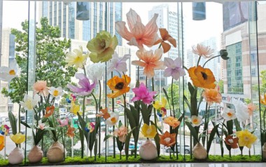 Seisovien paperikukkien käyttö ja varotoimet