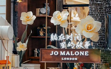 Jättiläisiä seisovia paperikukkia Jo Malone -myymälöissä